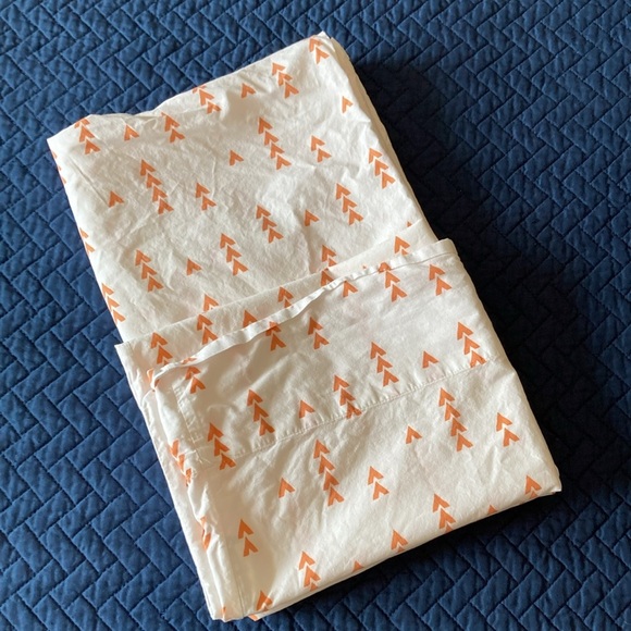 Crate and Kids Set of Standard Pillow Cases Organic Cotton White‎ Orange Arrows - Picture 1 of 6